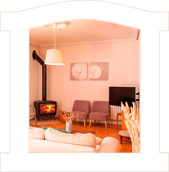Salón con chimenea de forja y televisión plana
