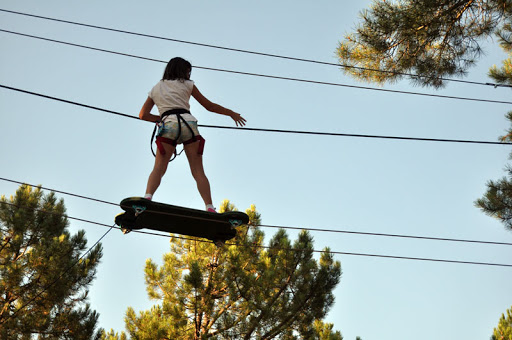 Cuerdas entre árboles parque Pinocio